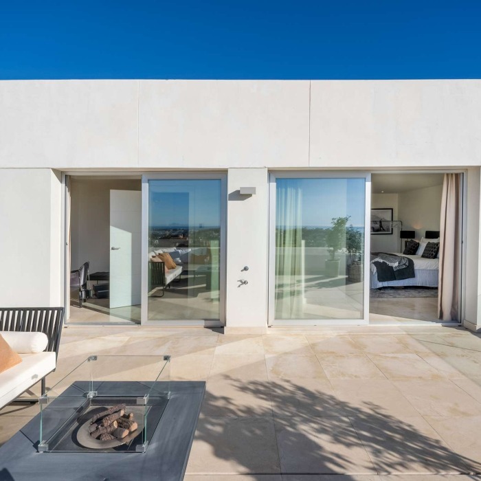 Ático moderno de 3 dormitorios con vistas panorámicas al mar y piscina privada en La Morelia en Nueva Andalucía | Image 31