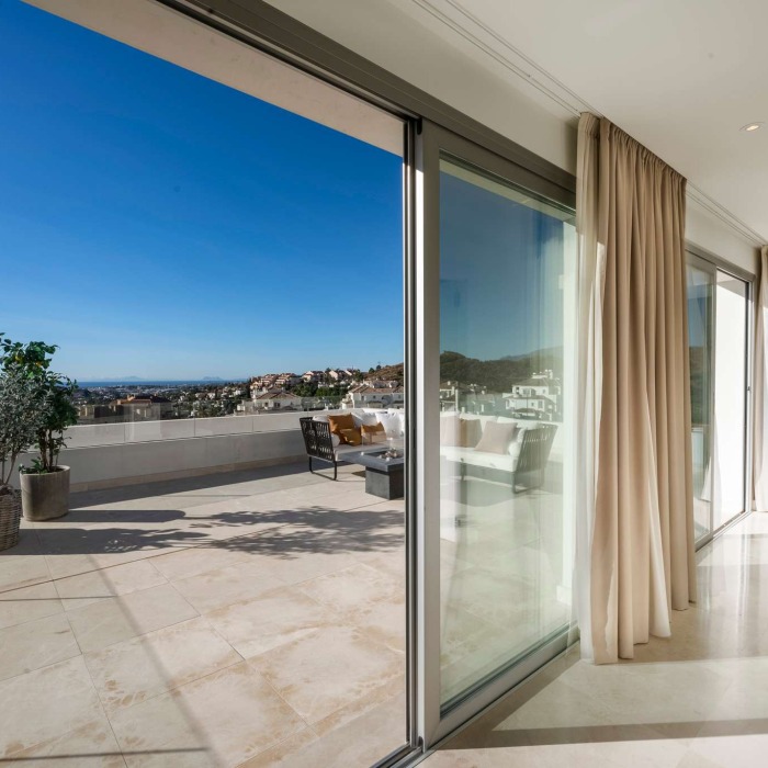 Ático moderno de 3 dormitorios con vistas panorámicas al mar y piscina privada en La Morelia en Nueva Andalucía | Image 36