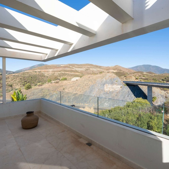 Ático moderno de 3 dormitorios con vistas panorámicas al mar y piscina privada en La Morelia en Nueva Andalucía | Image 39