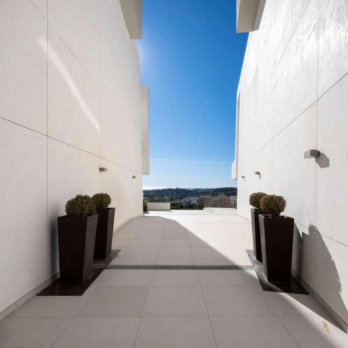 Ático moderno de 3 dormitorios con vistas panorámicas al mar y piscina privada en La Morelia en Nueva Andalucía | Image 46