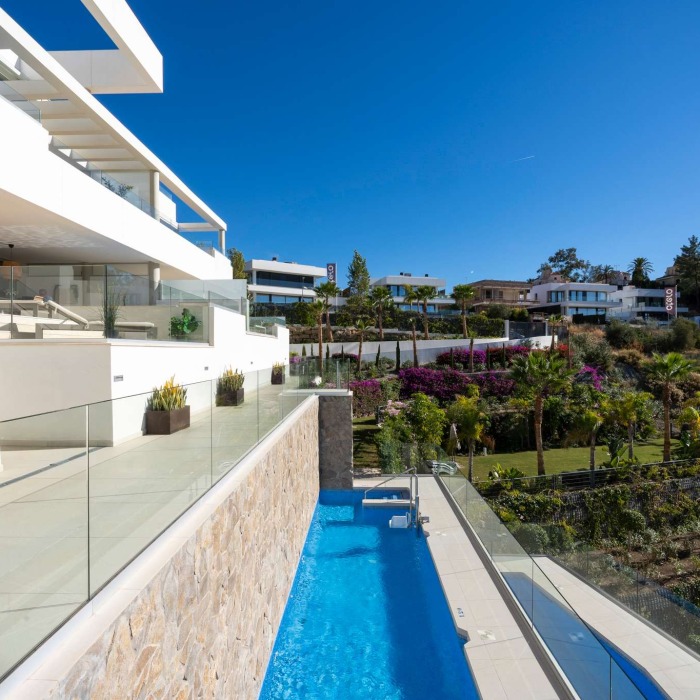 Ático moderno de 3 dormitorios con vistas panorámicas al mar y piscina privada en La Morelia en Nueva Andalucía | Image 48