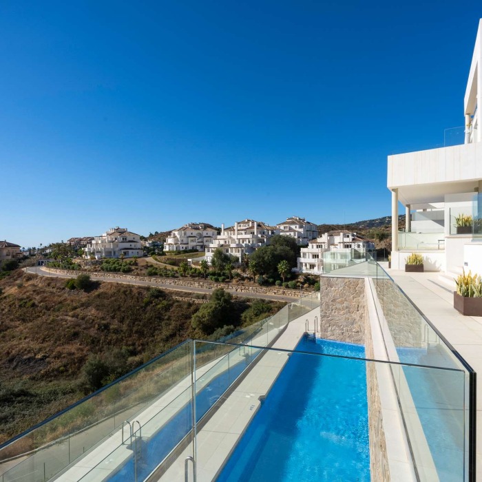 Ático moderno de 3 dormitorios con vistas panorámicas al mar y piscina privada en La Morelia en Nueva Andalucía | Image 49
