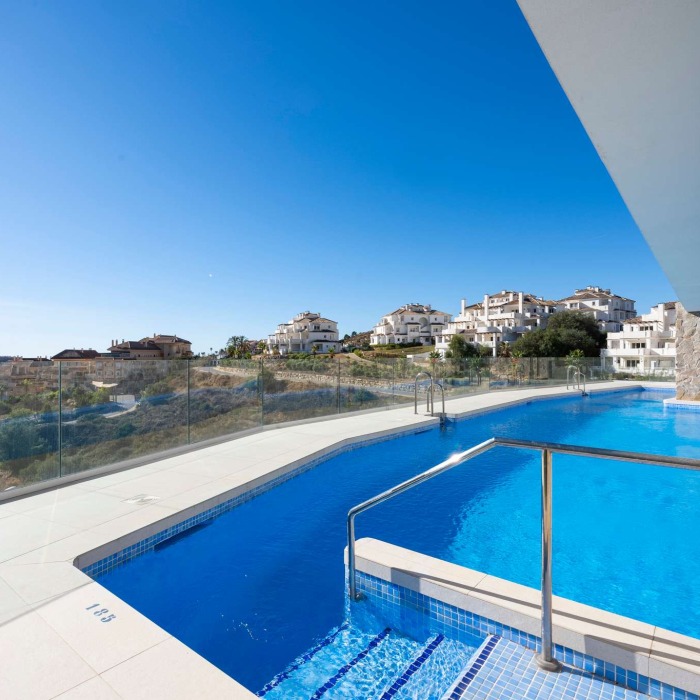 Ático moderno de 3 dormitorios con vistas panorámicas al mar y piscina privada en La Morelia en Nueva Andalucía | Image 53