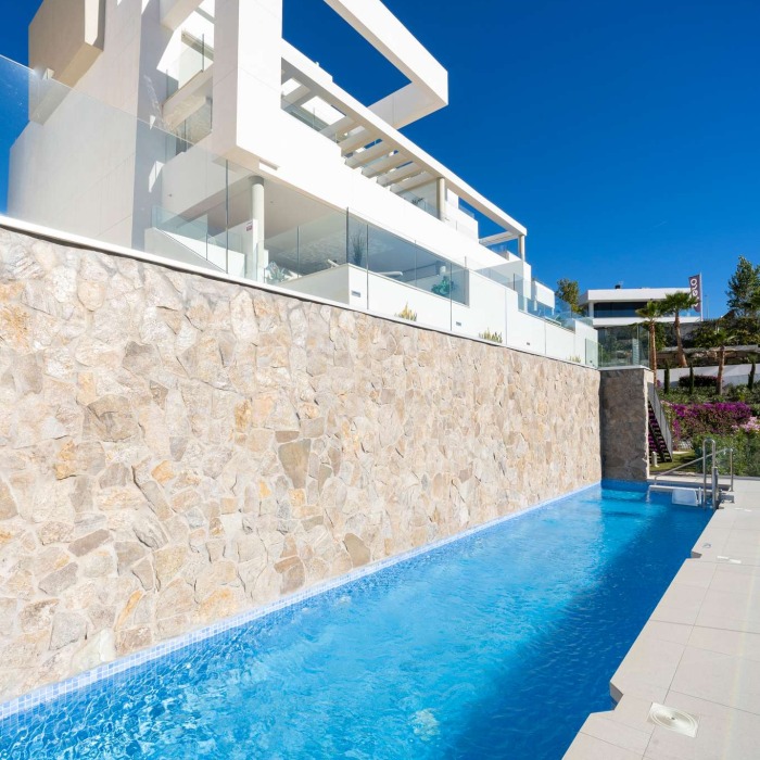 Ático moderno de 3 dormitorios con vistas panorámicas al mar y piscina privada en La Morelia en Nueva Andalucía | Image 54