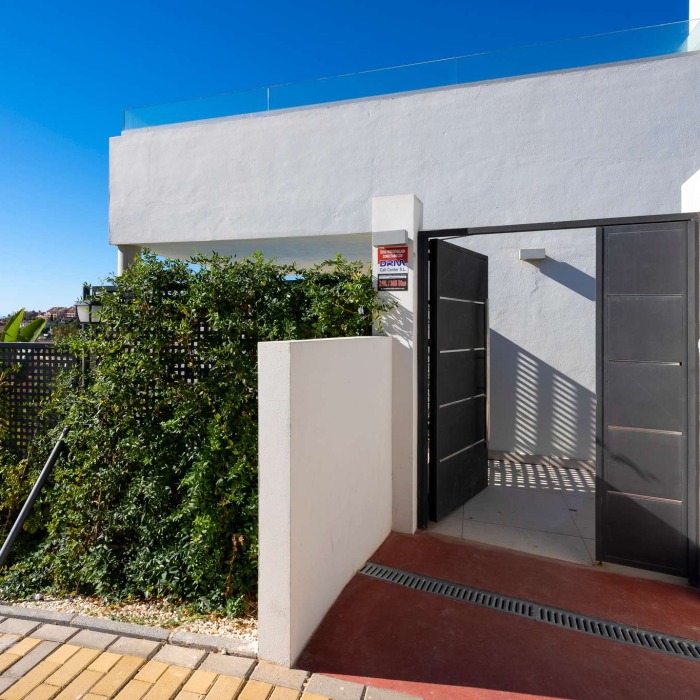 Ático moderno de 3 dormitorios con vistas panorámicas al mar y piscina privada en La Morelia en Nueva Andalucía | Image 55