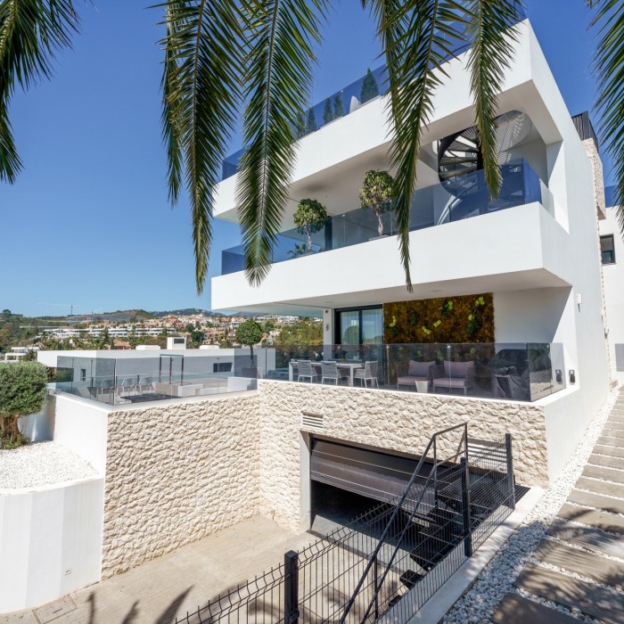 Modern Villa for Rent with Stunning Sea Views in Nueva Andalucia1