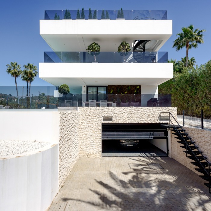 Villa Moderna de 5 Dormitorios Con Impresionantes Vistas al Mar en Nueva Andalucía | Image 1