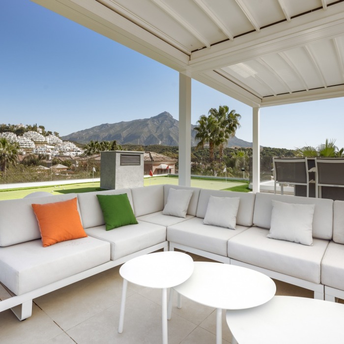 Villa Moderna de 5 Dormitorios Con Impresionantes Vistas al Mar en Nueva Andalucía | Image 25