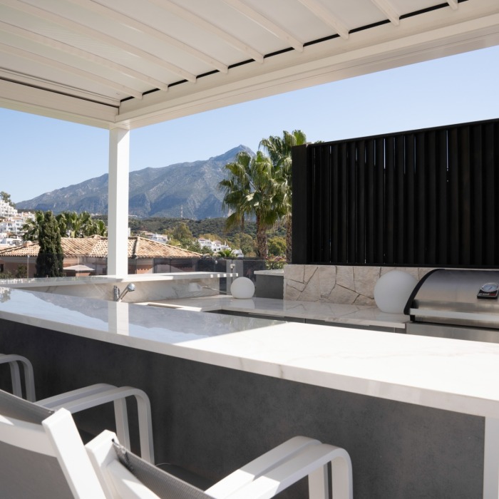 Villa Moderna de 5 Dormitorios Con Impresionantes Vistas al Mar en Nueva Andalucía | Image 28