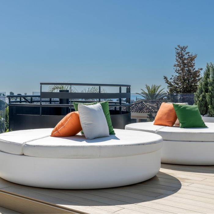 Modern 5 Bedroom Villa with Stunning Sea Views in Nueva Andalucia | Image 10