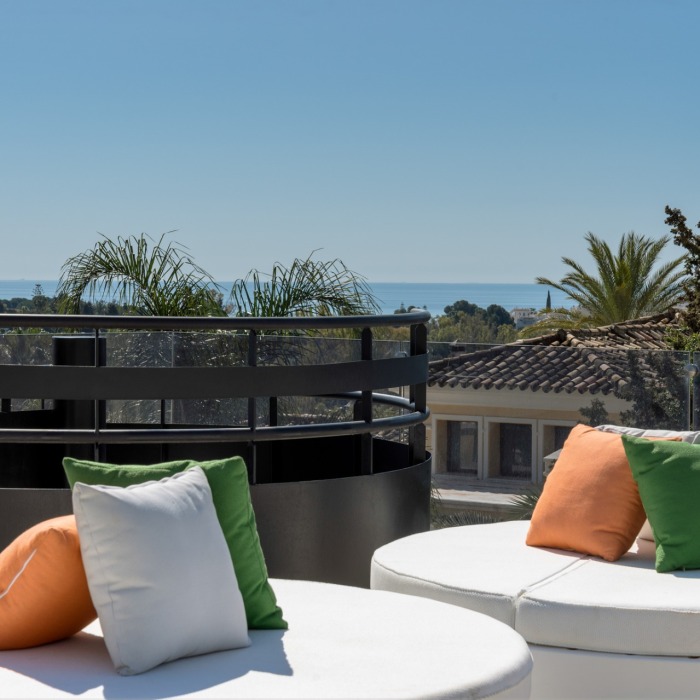 Villa Moderna de 5 Dormitorios Con Impresionantes Vistas al Mar en Nueva Andalucía | Image 9