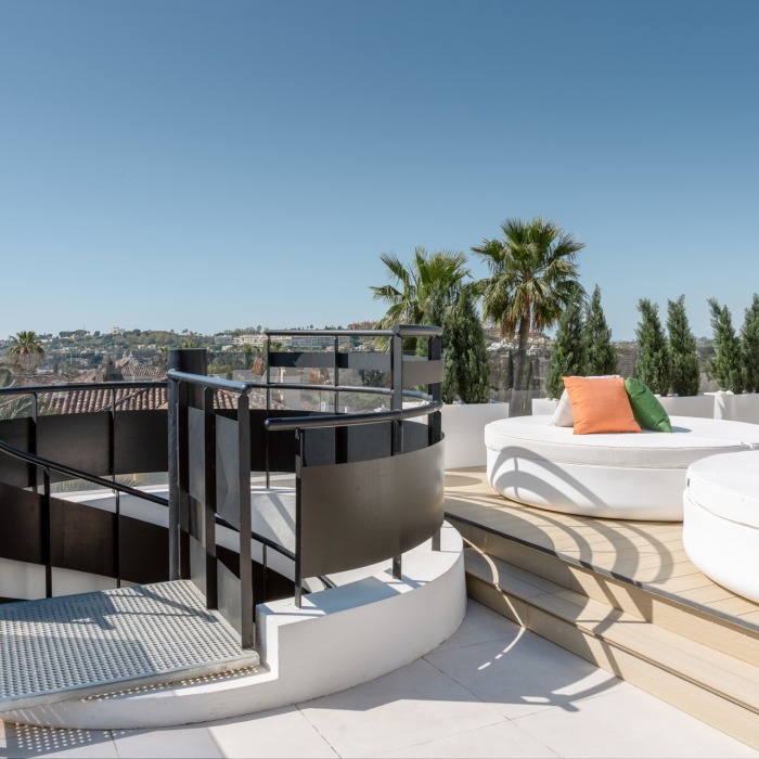 Villa Moderna de 5 Dormitorios Con Impresionantes Vistas al Mar en Nueva Andalucía | Image 8