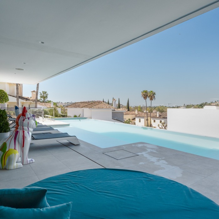 Villa Moderna de 5 Dormitorios Con Impresionantes Vistas al Mar en Nueva Andalucía | Image 5