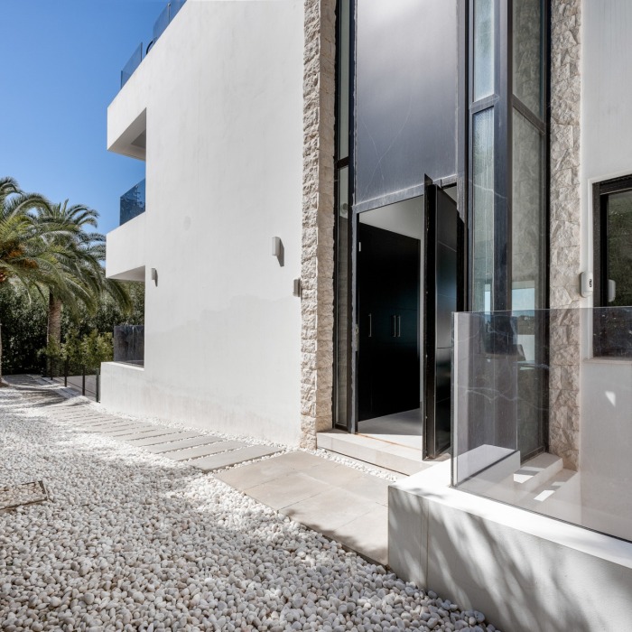 Villa Moderna de 5 Dormitorios Con Impresionantes Vistas al Mar en Nueva Andalucía | Image 7
