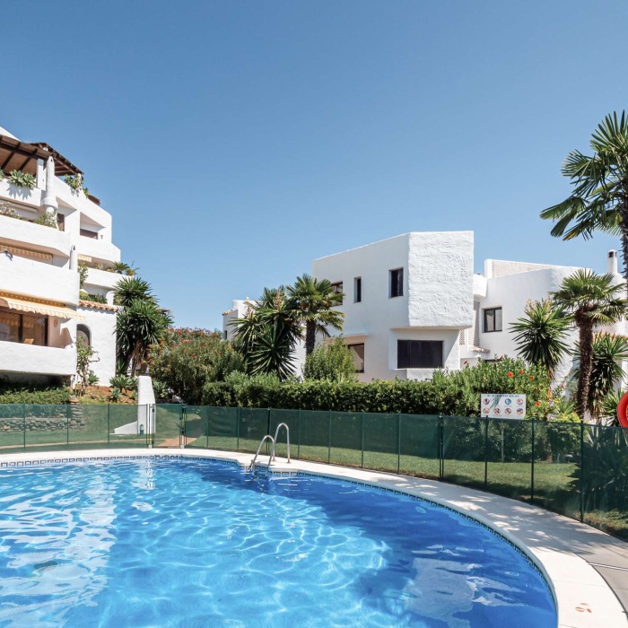 2 Bedroom Duplex Penthouse with Pool in Marbella Golden Mile | Image 4
