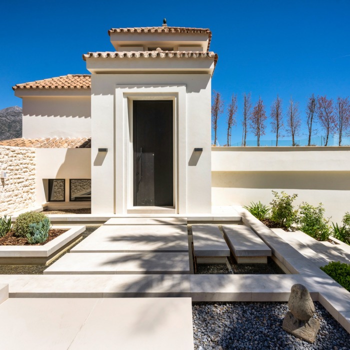 Villa de diseño de 4 dormitorios con vistas al mar en Los Naranjos Hill Club en Nueva Andalucía | Image 1