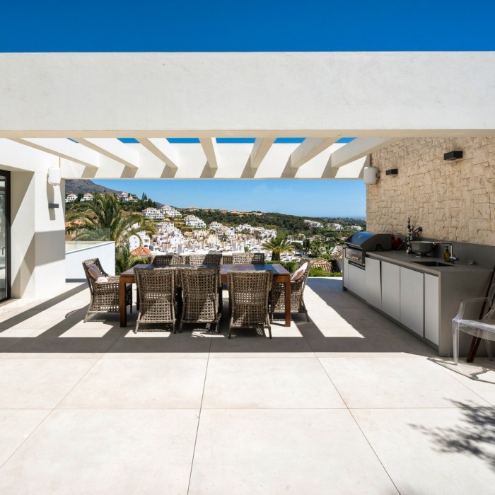 Villa de diseño de 4 dormitorios con vistas al mar en Los Naranjos Hill Club en Nueva Andalucía | Image 4