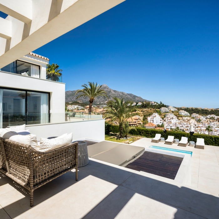 Villa de diseño de 4 dormitorios con vistas al mar en Los Naranjos Hill Club en Nueva Andalucía | Image 6