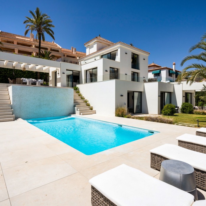 Villa de diseño de 4 dormitorios con vistas al mar en Los Naranjos Hill Club en Nueva Andalucía | Image 8