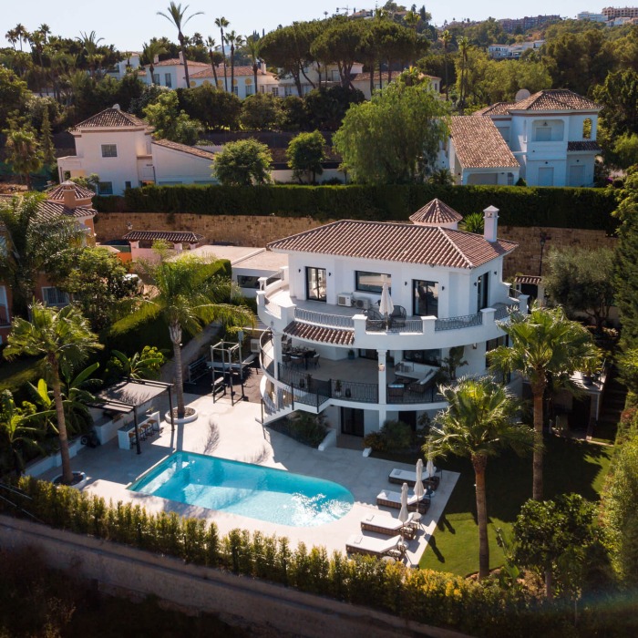 Villa Andalouse Designé dans un Style Scandinave de 5 Chambres à La Quinta, Benahavis | Image 1
