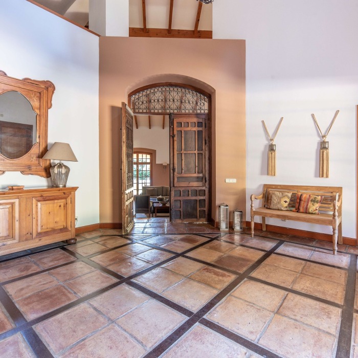 Beautiful 6 Bedroom Andalusian Villa in El Paraíso Medio, Estepona | Image 15