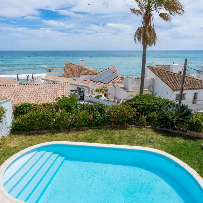 Stunning 4 Bedroom Beachfront Villa in Bahia Dorada, Estepona | Image 9