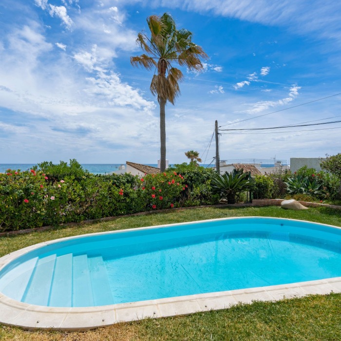 Stunning 4 Bedroom Beachfront Villa in Bahia Dorada, Estepona | Image 15