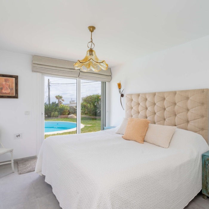 Stunning 4 Bedroom Beachfront Villa in Bahia Dorada, Estepona | Image 28