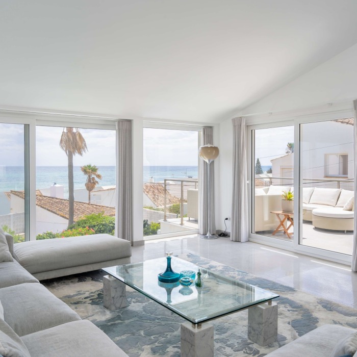 Stunning 4 Bedroom Beachfront Villa in Bahia Dorada, Estepona | Image 2