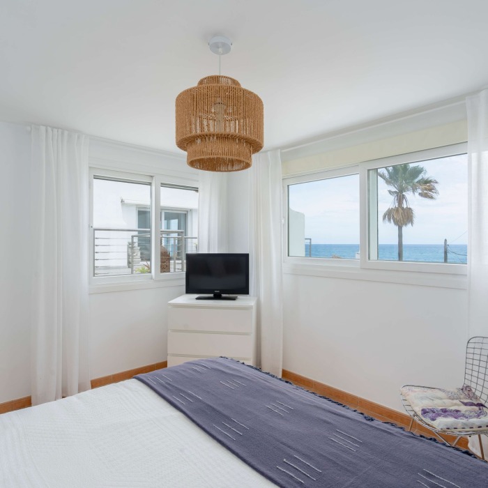 Stunning 4 Bedroom Beachfront Villa in Bahia Dorada, Estepona | Image 33