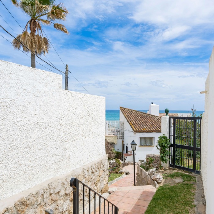 Stunning 4 Bedroom Beachfront Villa in Bahia Dorada, Estepona | Image 39