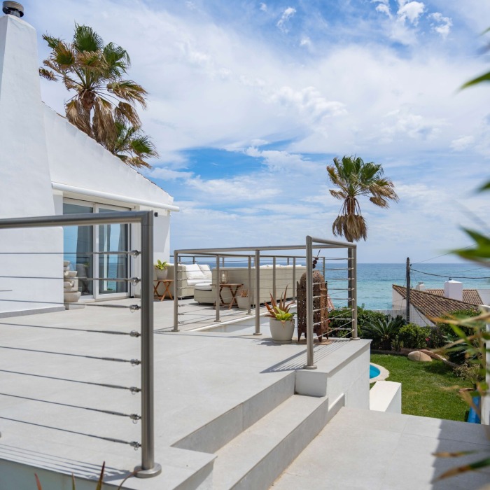 Stunning 4 Bedroom Beachfront Villa in Bahia Dorada, Estepona | Image 8