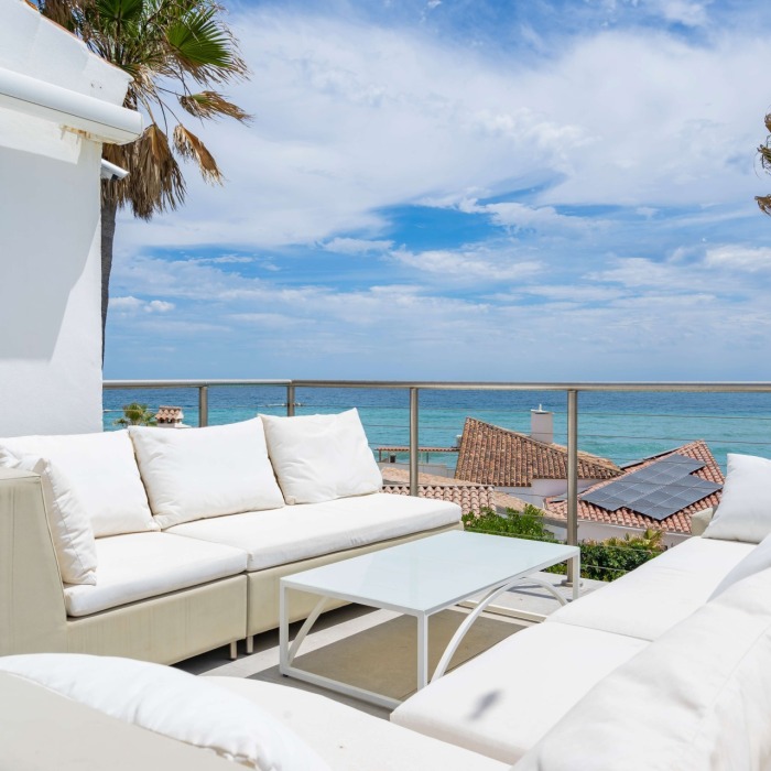 Stunning 4 Bedroom Beachfront Villa in Bahia Dorada, Estepona | Image 7