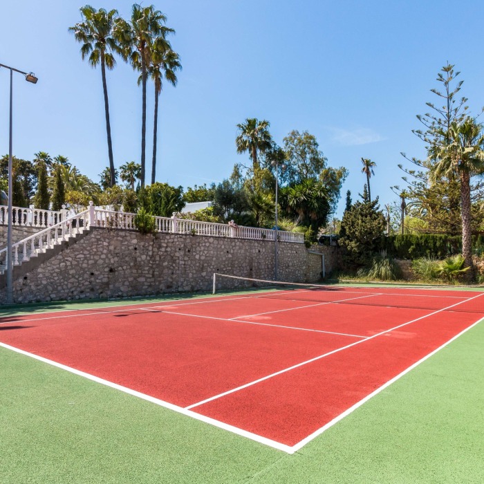 Large 5 Bedroom Villa with Tennis Court in El Paraíso Medio, Estepona | Image 2