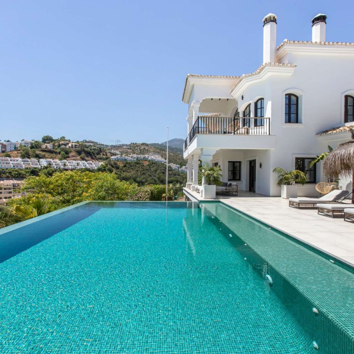Impressive 5 Bedroom Andalusian Villa in Benahavis | Image 19