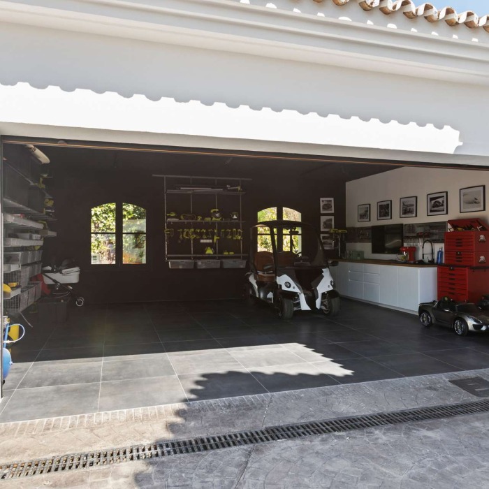 Impressive 5 Bedroom Andalusian Villa in Benahavis | Image 34