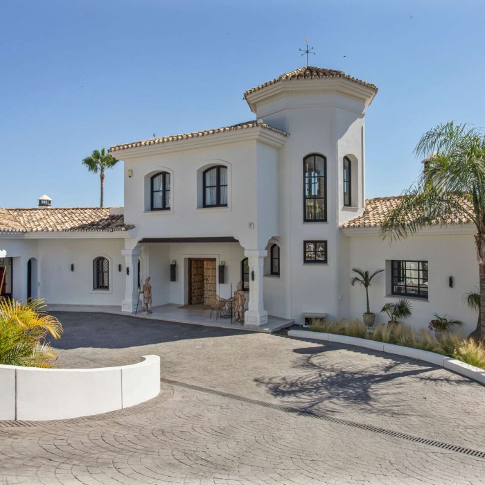 Impressive 5 Bedroom Andalusian Villa in Benahavis | Image 32