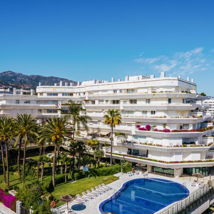 Apartamento de Lujo de 3 Dormitorios en Primera Línea de Playa con Vistas al Mar en Mare Nostrum, Marbella Centro | Image 12