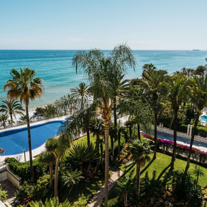 Apartamento de Lujo de 3 Dormitorios en Primera Línea de Playa con Vistas al Mar en Mare Nostrum, Marbella Centro | Image 1