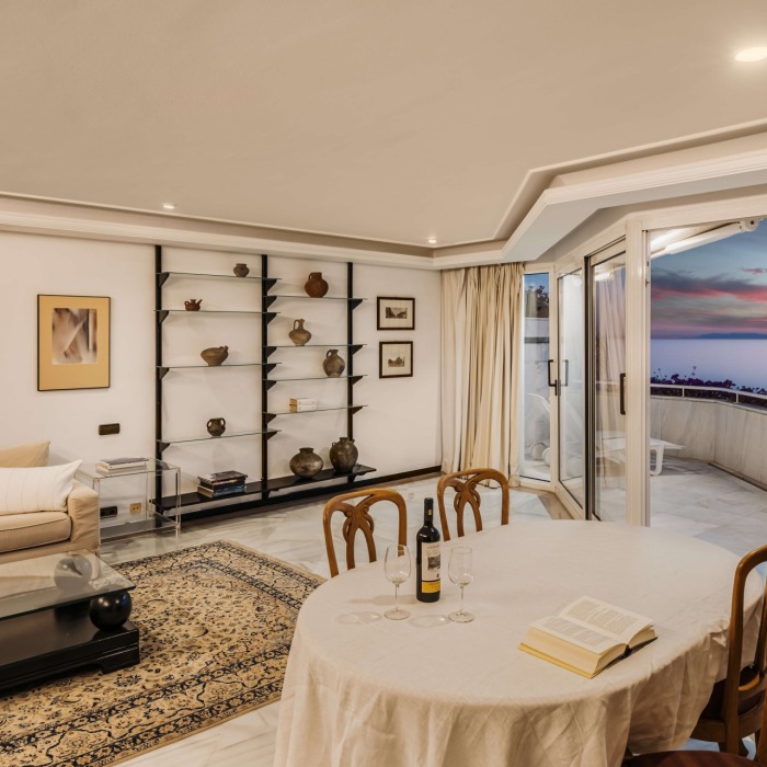 Apartamento de Lujo de 3 Dormitorios en Primera Línea de Playa con Vistas al Mar en Mare Nostrum, Marbella Centro | Image 11
