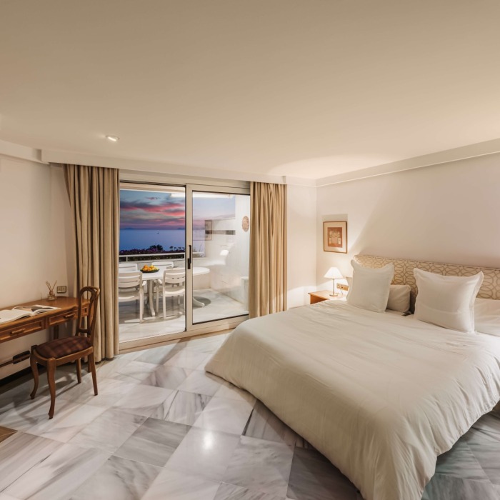 Apartamento de Lujo de 3 Dormitorios en Primera Línea de Playa con Vistas al Mar en Mare Nostrum, Marbella Centro | Image 9