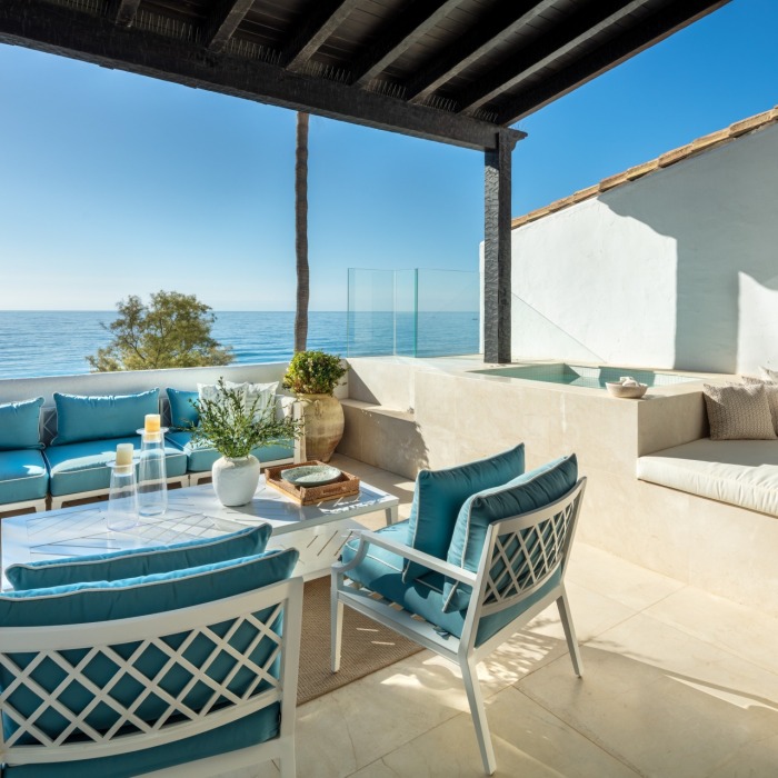 Luxury 3 Bedroom Frontline Beach Apartment in Marina de Puente Romano | Image 21