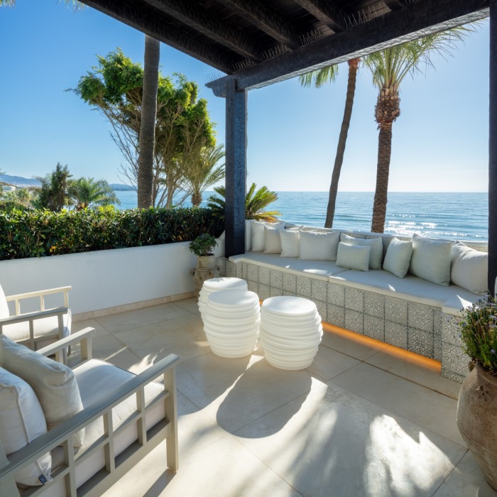 Luxury 3 Bedroom Frontline Beach Apartment in Marina de Puente Romano | Image 19