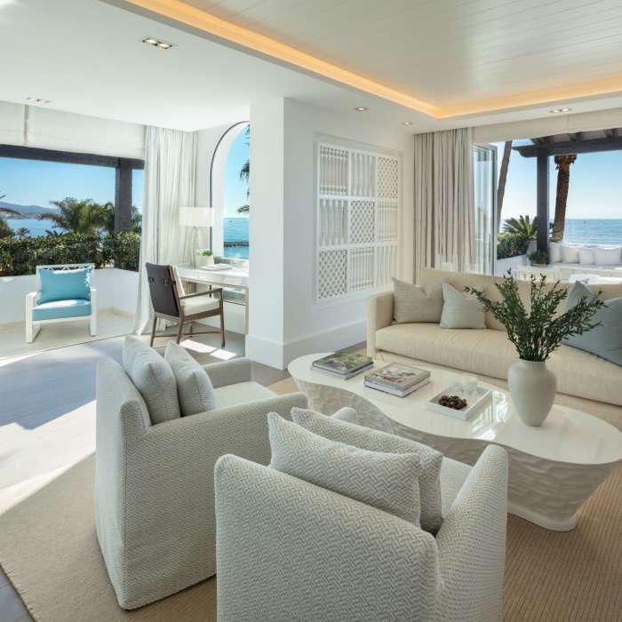 Luxury 3 Bedroom Frontline Beach Apartment in Marina de Puente Romano | Image 17