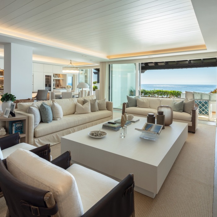 Luxury 3 Bedroom Frontline Beach Apartment in Marina de Puente Romano | Image 14