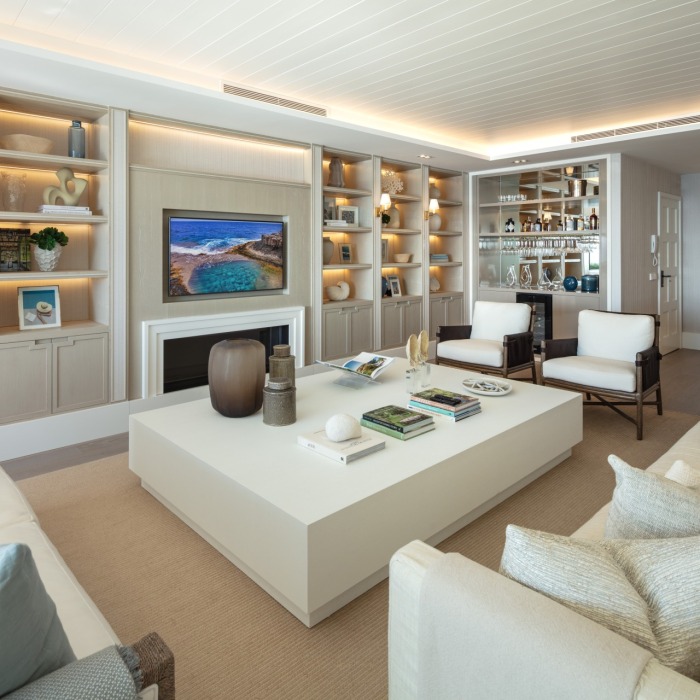 Luxury 3 Bedroom Frontline Beach Apartment in Marina de Puente Romano | Image 12