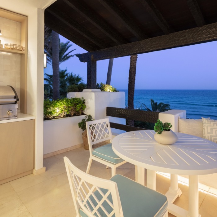 Luxury 3 Bedroom Frontline Beach Apartment in Marina de Puente Romano | Image 3