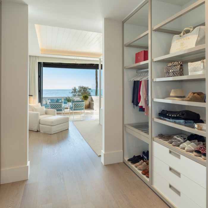 Luxury 3 Bedroom Frontline Beach Apartment in Marina de Puente Romano | Image 27