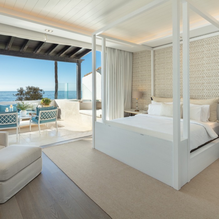 Luxury 3 Bedroom Frontline Beach Apartment in Marina de Puente Romano | Image 25
