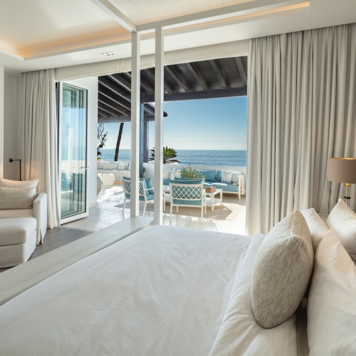 Luxury 3 Bedroom Frontline Beach Apartment in Marina de Puente Romano | Image 24